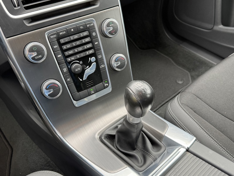 Image Volvo V60 BREAK D2 1.6 115 Momentum GPS GPS Bluetooth Radar Régul Clim auto  Gtie 1 an 