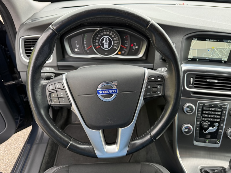 Image Volvo V60 BREAK D2 1.6 115 Momentum GPS GPS Bluetooth Radar Régul Clim auto  Gtie 1 an 