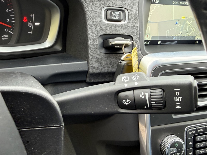 Image Volvo V60 BREAK D2 1.6 115 Momentum GPS GPS Bluetooth Radar Régul Clim auto  Gtie 1 an 