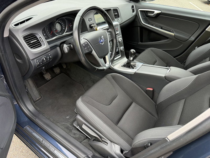 Image Volvo V60 BREAK D2 1.6 115 Momentum GPS GPS Bluetooth Radar Régul Clim auto  Gtie 1 an 