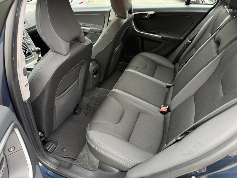 Image Volvo V60 BREAK D2 1.6 115 Momentum GPS GPS Bluetooth Radar Régul Clim auto  Gtie 1 an 