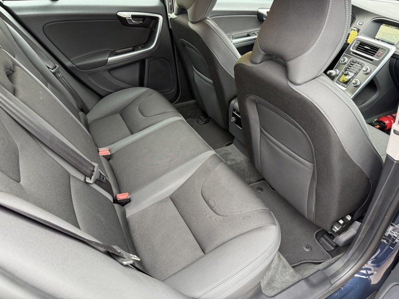 Image Volvo V60 BREAK D2 1.6 115 Momentum GPS GPS Bluetooth Radar Régul Clim auto  Gtie 1 an 