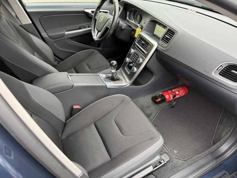 Image Volvo V60 BREAK D2 1.6 115 Momentum GPS GPS Bluetooth Radar Régul Clim auto  Gtie 1 an 