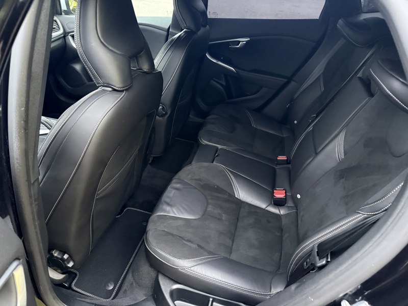 Image Volvo V40 T2 1.5 122 R-Design BVA6 Full leds GPS Radar Bluetooth Régul Clim auto  Gtie 1 an 