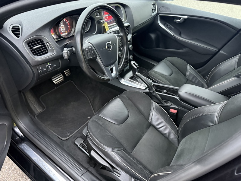 Image Volvo V40 T2 1.5 122 R-Design BVA6 Full leds GPS Radar Bluetooth Régul Clim auto  Gtie 1 an 