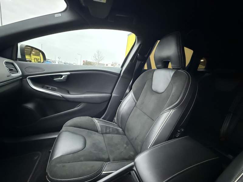 Image Volvo V40 T2 1.5 122 R-Design BVA6 Full leds GPS Radar Bluetooth Régul Clim auto  Gtie 1 an 