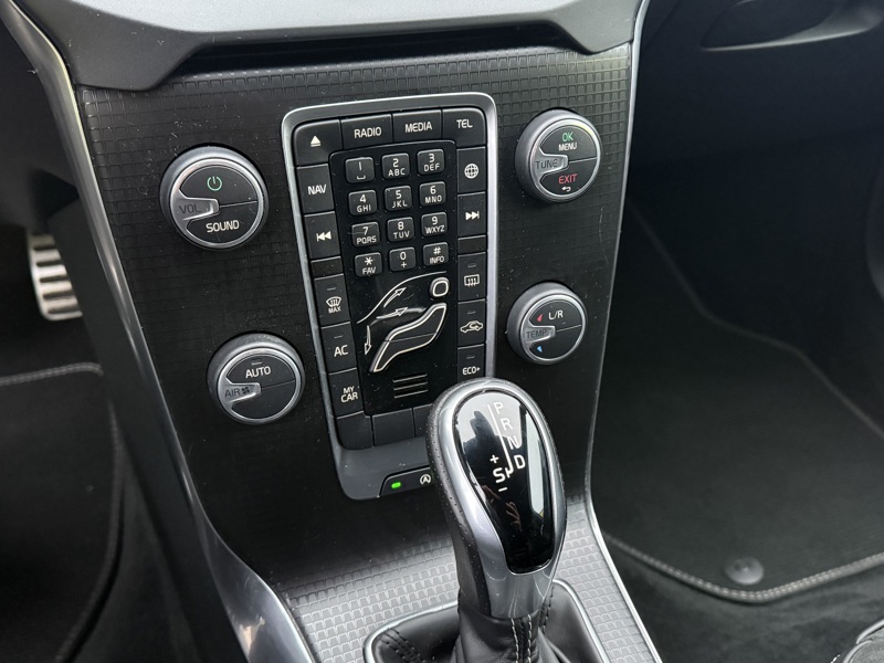 Image Volvo V40 T2 1.5 122 R-Design BVA6 Full leds GPS Radar Bluetooth Régul Clim auto  Gtie 1 an 