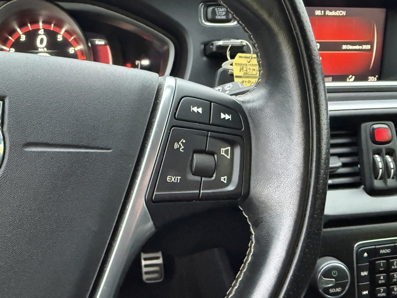 Image Volvo V40 T2 1.5 122 R-Design BVA6 Full leds GPS Radar Bluetooth Régul Clim auto  Gtie 1 an 