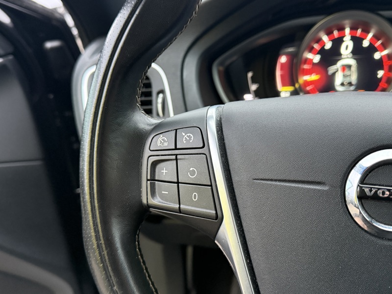 Image Volvo V40 T2 1.5 122 R-Design BVA6 Full leds GPS Radar Bluetooth Régul Clim auto  Gtie 1 an 