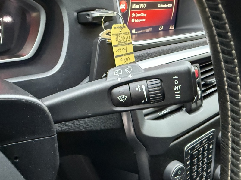 Image Volvo V40 T2 1.5 122 R-Design BVA6 Full leds GPS Radar Bluetooth Régul Clim auto  Gtie 1 an 