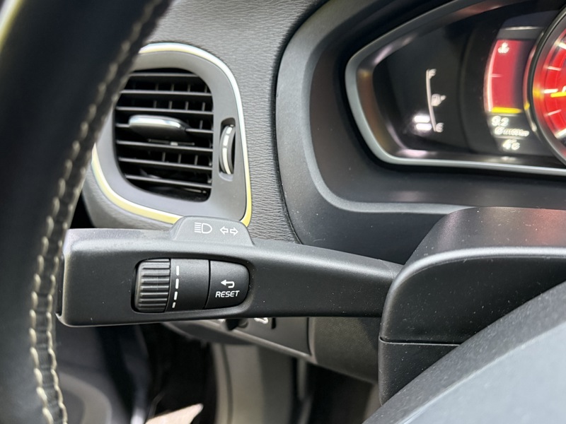 Image Volvo V40 T2 1.5 122 R-Design BVA6 Full leds GPS Radar Bluetooth Régul Clim auto  Gtie 1 an 