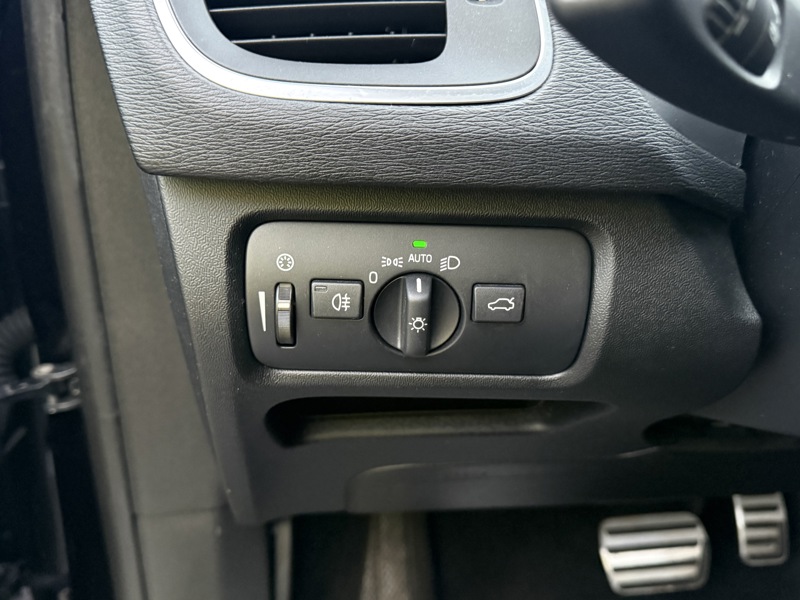 Image Volvo V40 T2 1.5 122 R-Design BVA6 Full leds GPS Radar Bluetooth Régul Clim auto  Gtie 1 an 