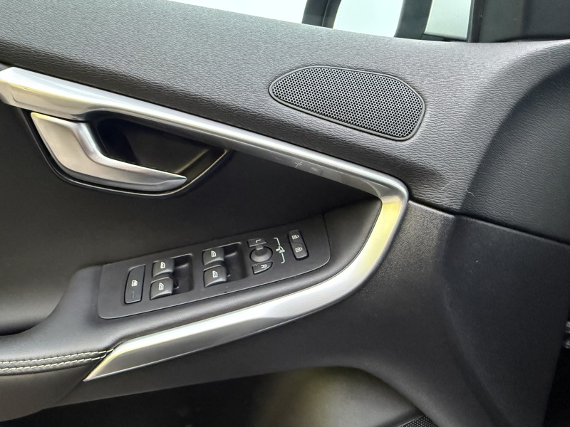 Image Volvo V40 T2 1.5 122 R-Design BVA6 Full leds GPS Radar Bluetooth Régul Clim auto  Gtie 1 an 