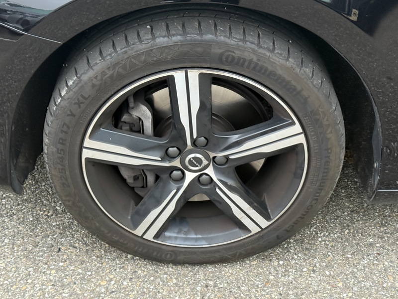 Image Volvo V40 T2 1.5 122 R-Design BVA6 Full leds GPS Radar Bluetooth Régul Clim auto  Gtie 1 an 