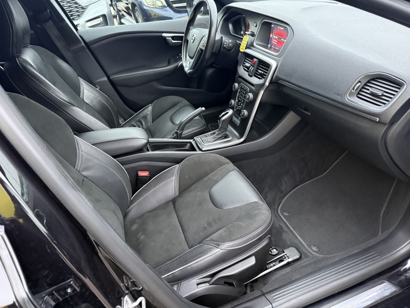 Image Volvo V40 T2 1.5 122 R-Design BVA6 Full leds GPS Radar Bluetooth Régul Clim auto  Gtie 1 an 