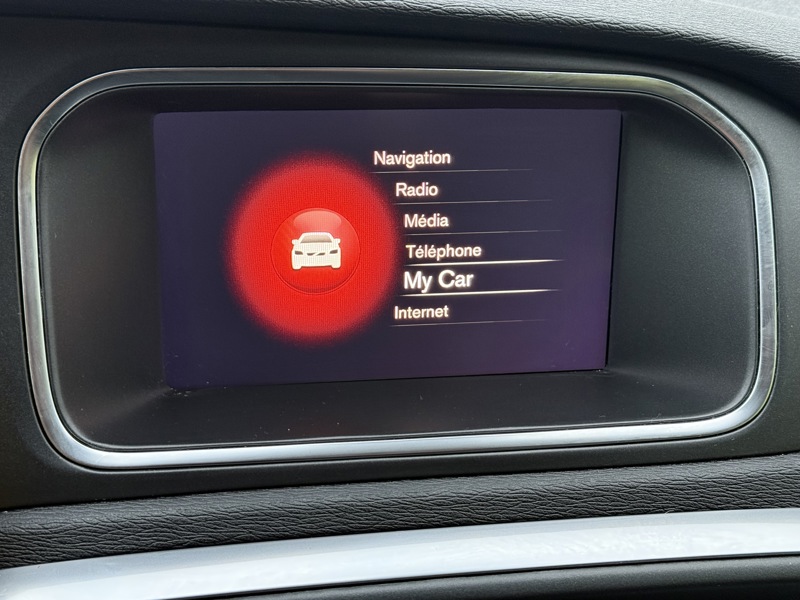 Image Volvo V40 T2 1.5 122 R-Design BVA6 Full leds GPS Radar Bluetooth Régul Clim auto  Gtie 1 an 