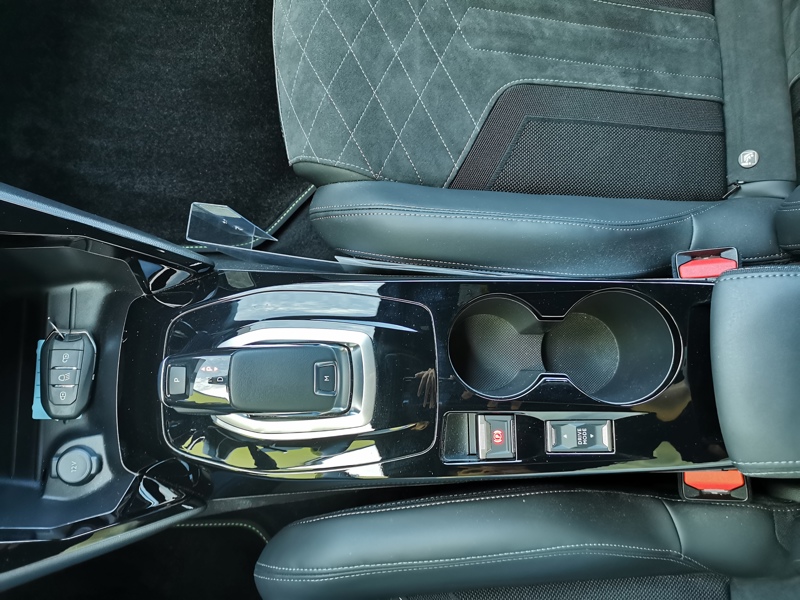 Image Peugeot 2008 GT 1.2 155 ch EAT8 Régulateur/Limiteur Siège chauffant Apple Carplay Caméra Bluetooth 