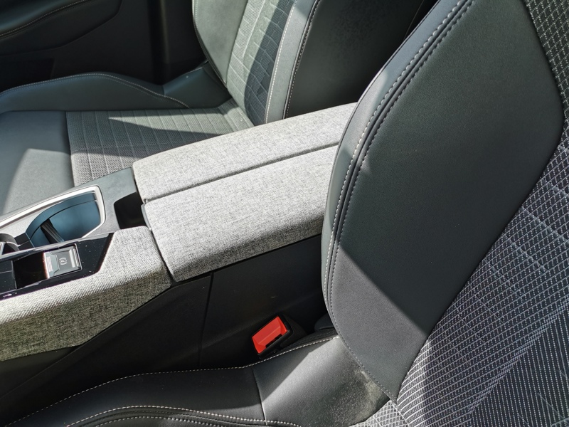 Image Peugeot 〳㠰⠠䑐⠩ㄱ㈮㈰ⴳ⤾ Mhev Hybrid 136 ch Allure E-DCS6 Mirror Screen Caméra Gps Bluetooth Clim Bi-zone Régulateur/Limiteur