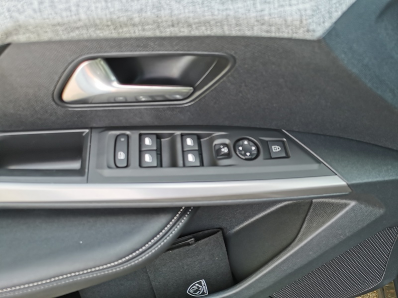 Image Peugeot 〳㠰⠠䑐⠩ㄱ㈮㈰ⴳ⤾ Mhev Hybrid 136 ch Allure E-DCS6 Mirror Screen Caméra Gps Bluetooth Clim Bi-zone Régulateur/Limiteur