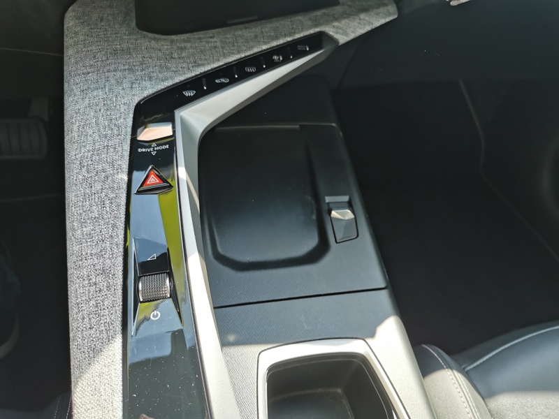 Image Peugeot 〳㠰⠠䑐⠩ㄱ㈮㈰ⴳ⤾ Mhev Hybrid 136 ch Allure E-DCS6 Mirror Screen Caméra Gps Bluetooth Clim Bi-zone Régulateur/Limiteur