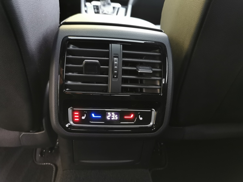 Image Volkswagen 牁整湯⠠䠳⤸〨⸷〲〲㸭) R-Line 2.0 TDI 150 ch DSG7 Siège chauffant av/ar Coffre électrique Toit ouvrant Caméra Gps Bluetooth