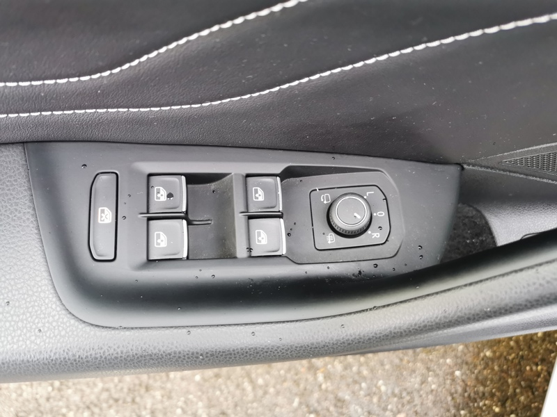 Image Volkswagen 牁整湯⠠䠳⤸〨⸷〲〲㸭) R-Line 2.0 TDI 150 ch DSG7 Siège chauffant av/ar Coffre électrique Toit ouvrant Caméra Gps Bluetooth