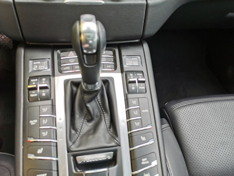 Image Porsche 慍慣⁮吨灹㤠䈵⠩ㄱ㈮㄰ⴳ⤾ 2.0 252 ch PDK7 Cuir électrique à mémoire chauffant Toit ouvrant Radar de stationnement Attelage éle