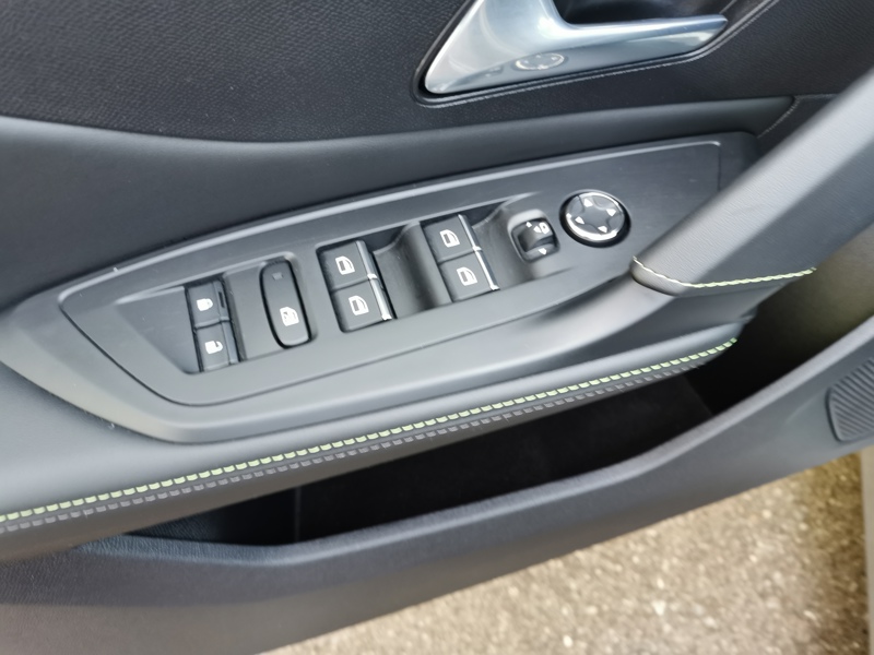 Image Peugeot 〳‸倨⤵〨⸶〲ㄲ㸭) GT Pack 1.5 BlueHDI 130 ch EAT8 Cuir électrique à mémoire chauffant/massant Toit ouvrant Focal Camér