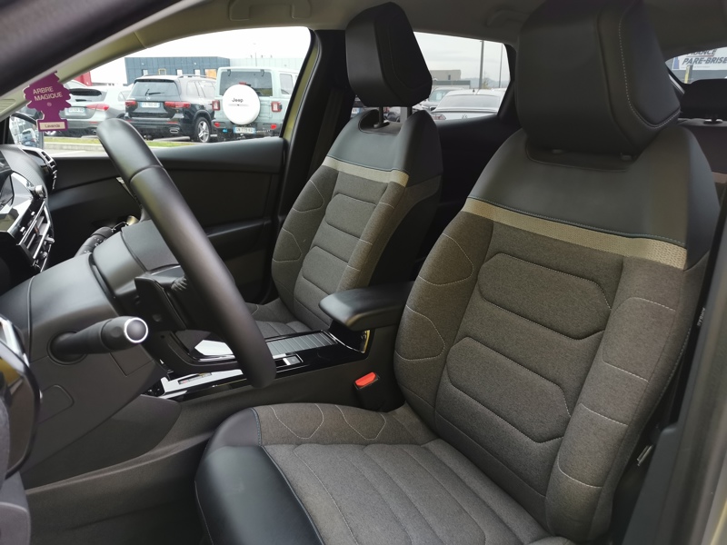 Image Citroën 㑃䈠牥楬敮⠠㤰㈮㈰ⴰ⤾ C-Series 1.2 130 ch BVA8 Caméra Affichage tete haute Bluetooth Gps Clim Bi-zone Régulateur/Limiteur 