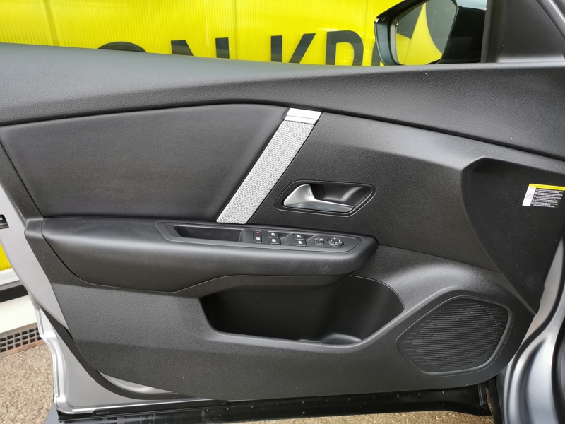 Image Citroën 㑃䈠牥楬敮⠠㤰㈮㈰ⴰ⤾ C-Series 1.2 130 ch BVA8 Caméra Affichage tete haute Bluetooth Gps Clim Bi-zone Régulateur/Limiteur 