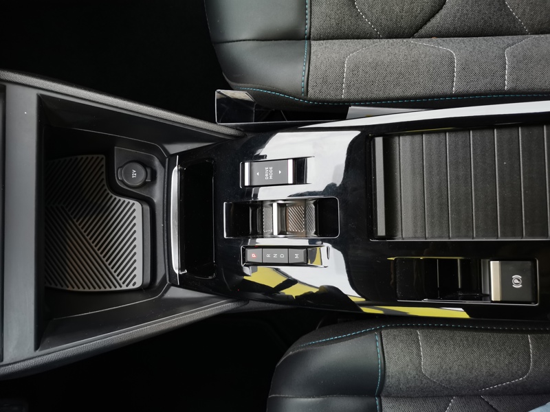 Image Citroën 㑃䈠牥楬敮⠠㤰㈮㈰ⴰ⤾ C-Series 1.2 130 ch BVA8 Caméra Affichage tete haute Bluetooth Gps Clim Bi-zone Régulateur/Limiteur 