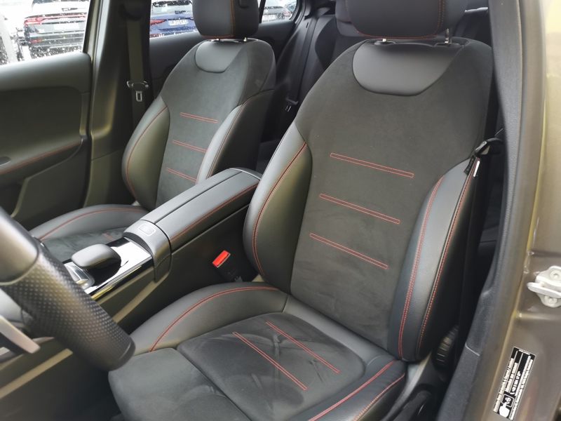 Image Mercedes-Benz CLASSE A 180 d Berline AMG Line 116 ch  Siège chauffant Toit ouvrant Attelage Caméra Gps Bluetooth Régulateur