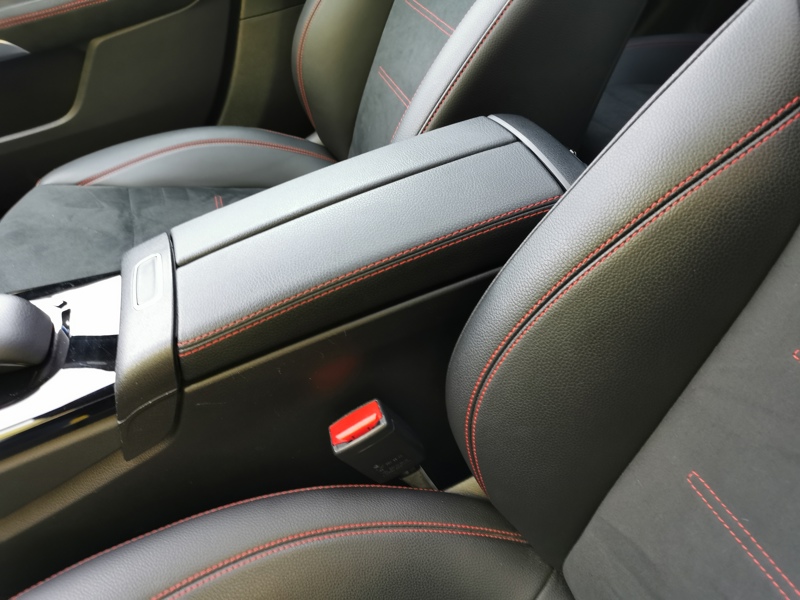 Image Mercedes-Benz CLASSE A 180 d Berline AMG Line 116 ch  Siège chauffant Toit ouvrant Attelage Caméra Gps Bluetooth Régulateur