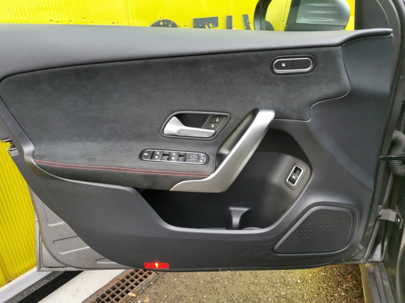 Image Mercedes-Benz CLASSE A 180 d Berline AMG Line 116 ch  Siège chauffant Toit ouvrant Attelage Caméra Gps Bluetooth Régulateur