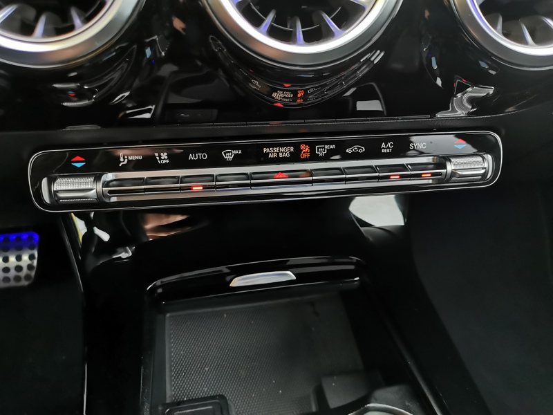 Image Mercedes-Benz CLASSE A 180 d Berline AMG Line 116 ch  Siège chauffant Toit ouvrant Attelage Caméra Gps Bluetooth Régulateur