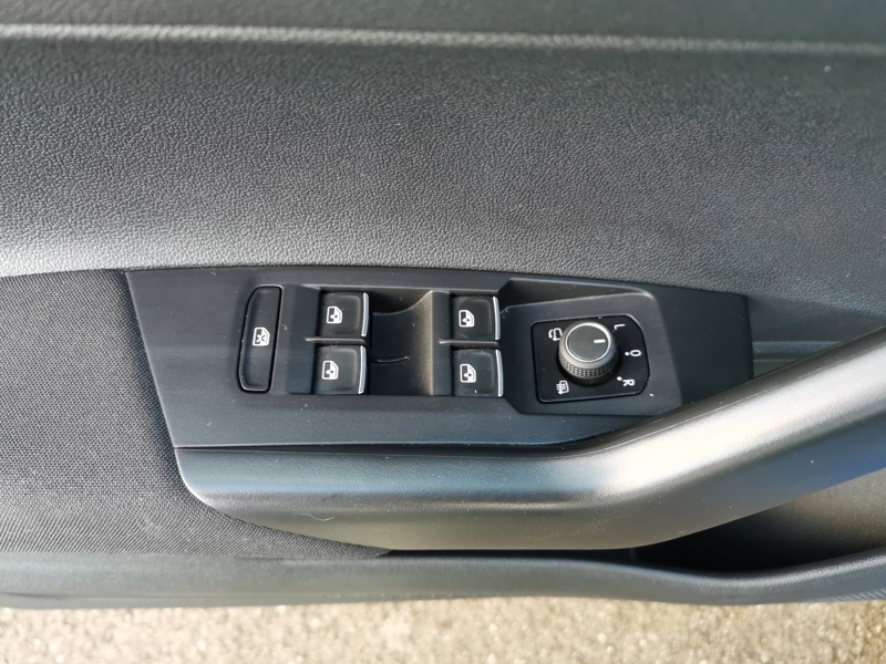 Image Volkswagen POLO VI R-Line 1.0 TSI 95 ch BVM5 Siège chauffant Toit ouvrant Caméra Apple Carplay Clim Bi-zone Beats Démar