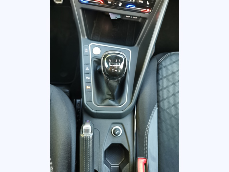 Image Volkswagen POLO VI R-Line 1.0 TSI 95 ch BVM5 Siège chauffant Toit ouvrant Caméra Apple Carplay Clim Bi-zone Beats Démar
