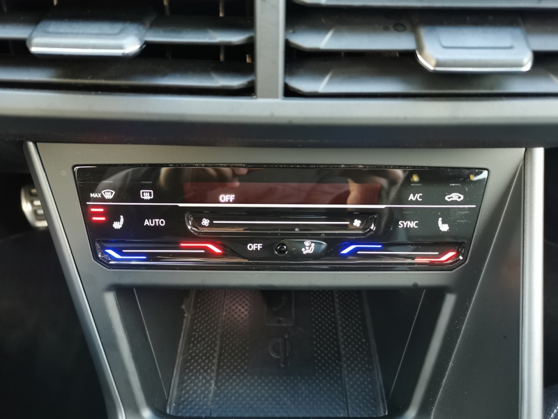 Image Volkswagen POLO VI R-Line 1.0 TSI 95 ch BVM5 Siège chauffant Toit ouvrant Caméra Apple Carplay Clim Bi-zone Beats Démar