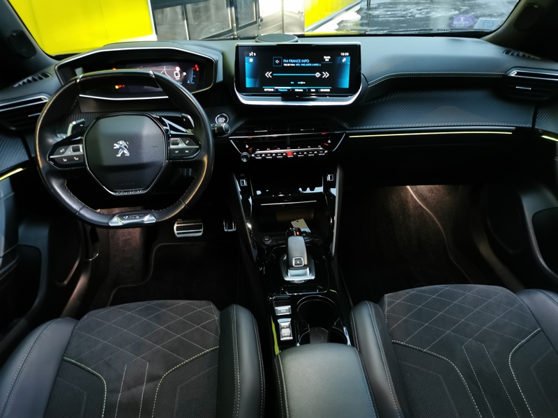 Image Peugeot 2008 GT Pack 1.2 130 ch EAT8 Toit pano Siège chauffant Focal Caméra Gps Bluetooth >Démarrage ss clé 