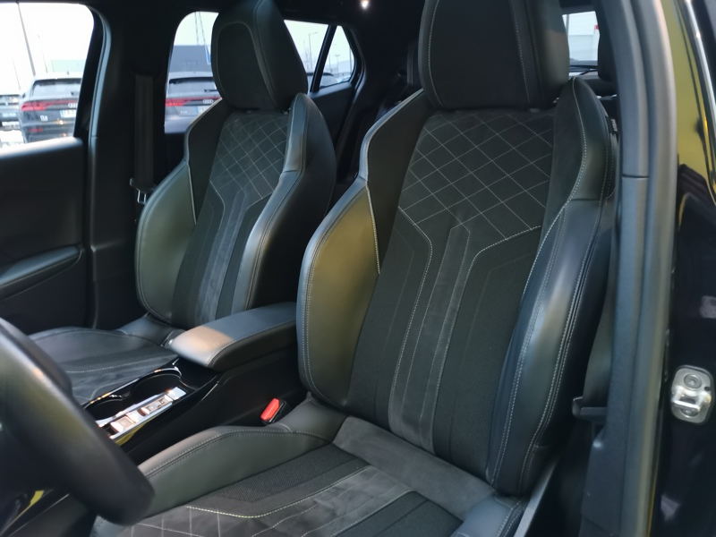 Image Peugeot 2008 GT Pack 1.2 130 ch EAT8 Toit pano Siège chauffant Focal Caméra Gps Bluetooth >Démarrage ss clé 