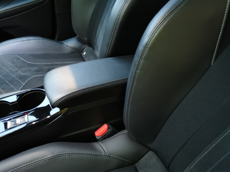 Image Peugeot 2008 GT Pack 1.2 130 ch EAT8 Toit pano Siège chauffant Focal Caméra Gps Bluetooth >Démarrage ss clé 