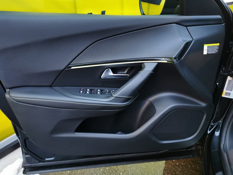 Image Peugeot 2008 GT Pack 1.2 130 ch EAT8 Toit pano Siège chauffant Focal Caméra Gps Bluetooth >Démarrage ss clé 