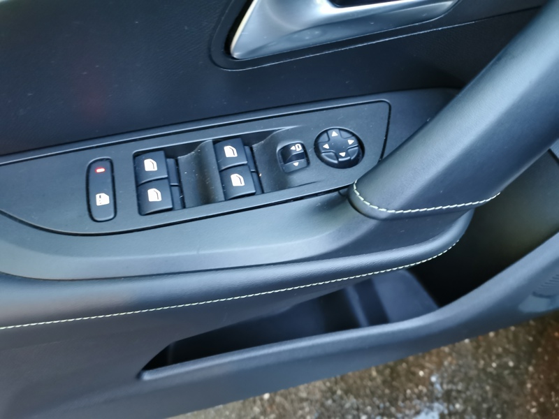 Image Peugeot 2008 GT Pack 1.2 130 ch EAT8 Toit pano Siège chauffant Focal Caméra Gps Bluetooth >Démarrage ss clé 