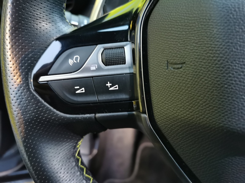 Image Peugeot 2008 GT Pack 1.2 130 ch EAT8 Toit pano Siège chauffant Focal Caméra Gps Bluetooth >Démarrage ss clé 