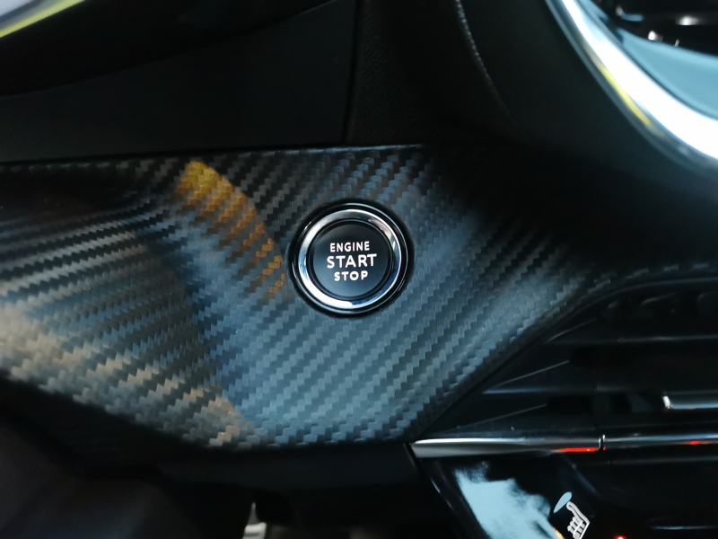 Image Peugeot 2008 GT Pack 1.2 130 ch EAT8 Toit pano Siège chauffant Focal Caméra Gps Bluetooth >Démarrage ss clé 