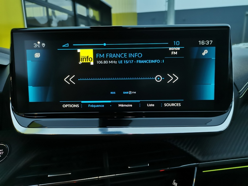 Image Peugeot 2008 GT Pack 1.2 130 ch EAT8 Toit pano Siège chauffant Focal Caméra Gps Bluetooth >Démarrage ss clé 