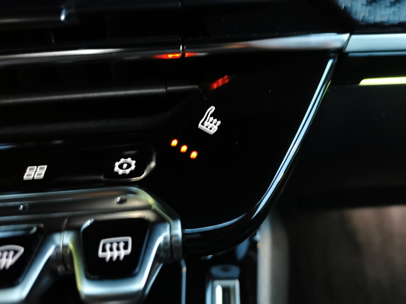 Image Peugeot 2008 GT Pack 1.2 130 ch EAT8 Toit pano Siège chauffant Focal Caméra Gps Bluetooth >Démarrage ss clé 