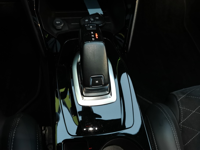 Image Peugeot 2008 GT Pack 1.2 130 ch EAT8 Toit pano Siège chauffant Focal Caméra Gps Bluetooth >Démarrage ss clé 