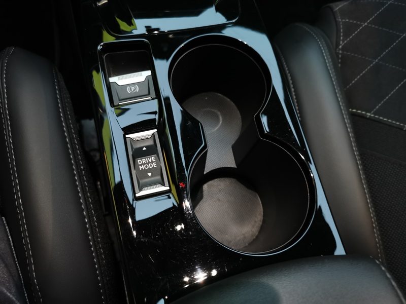 Image Peugeot 2008 GT Pack 1.2 130 ch EAT8 Toit pano Siège chauffant Focal Caméra Gps Bluetooth >Démarrage ss clé 