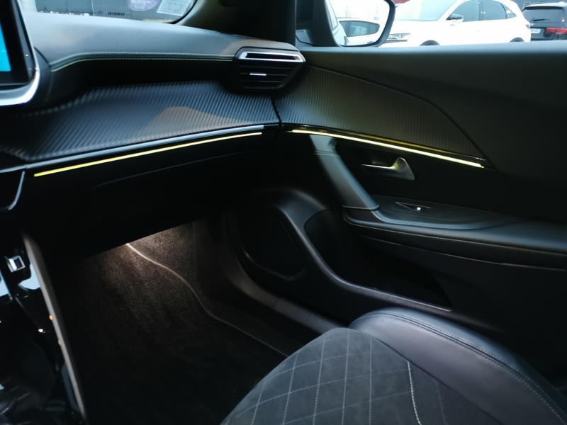 Image Peugeot 2008 GT Pack 1.2 130 ch EAT8 Toit pano Siège chauffant Focal Caméra Gps Bluetooth >Démarrage ss clé 